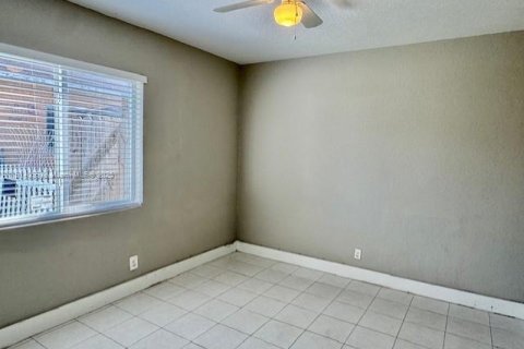 Casa en alquiler en Hallandale Beach, Florida, 3 dormitorios, 238.67 m2 № 1969714 - foto 12