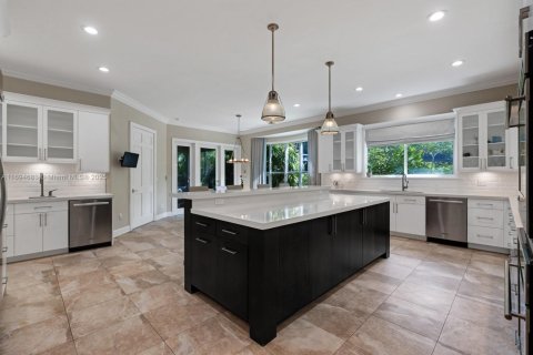 House in Pinecrest, Florida 6 bedrooms, 736.06 sq.m. № 1450050 - photo 7