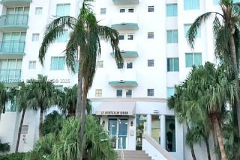 Copropriété à louer à Sunny Isles Beach, Floride: 2 chambres, 101.26 m2 № 1865648 - photo 1
