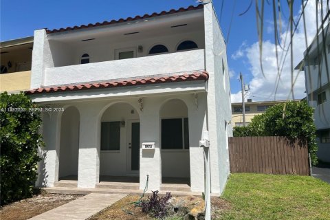 Touwnhouse à louer à North Miami, Floride: 2 chambres, 165.37 m2 № 1990494 - photo 1