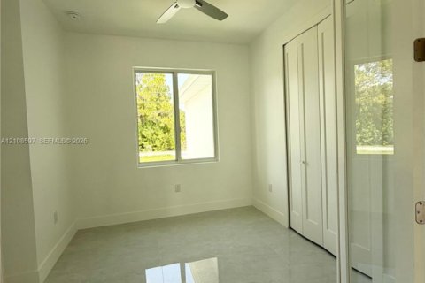 House in Lehigh Acres, Florida 4 bedrooms, 155.24 sq.m. № 2426401 - photo 11