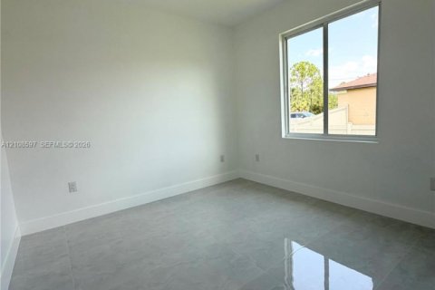 House in Lehigh Acres, Florida 4 bedrooms, 155.24 sq.m. № 2426401 - photo 18
