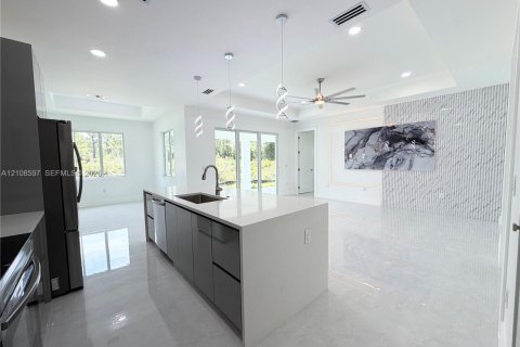 House in Lehigh Acres, Florida 4 bedrooms, 155.24 sq.m. № 2426401 - photo 5