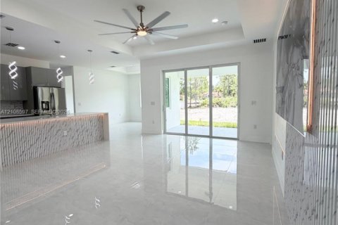 House in Lehigh Acres, Florida 4 bedrooms, 155.24 sq.m. № 2426401 - photo 10