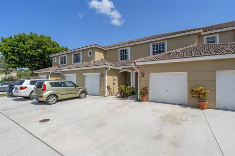Touwnhouse à vendre à Pembroke Pines, Floride: 2 chambres, 124.3 m2 № 1779088 - photo 2