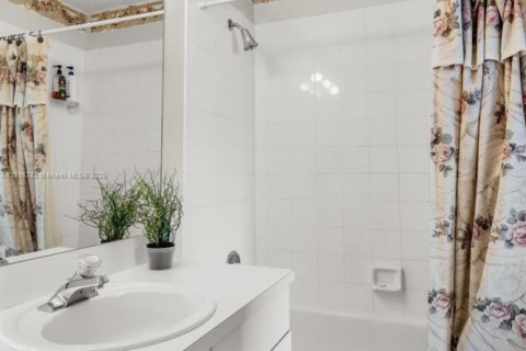 Touwnhouse à vendre à Pembroke Pines, Floride: 2 chambres, 124.3 m2 № 1779088 - photo 23