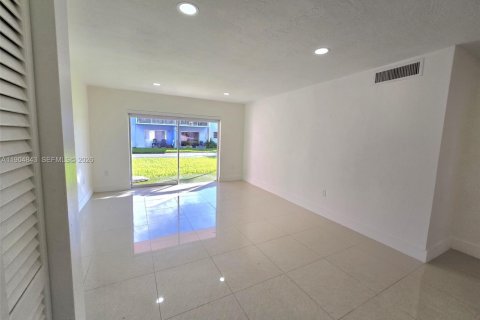 Condo in Miami, Florida, 2 bedrooms  № 2081927 - photo 4