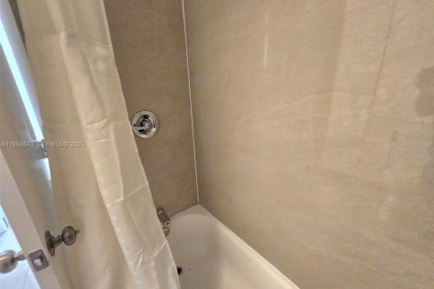 Condo in Miami, Florida, 2 bedrooms  № 2081927 - photo 15