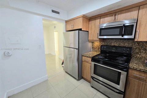 Condo in Miami, Florida, 2 bedrooms  № 2081927 - photo 6