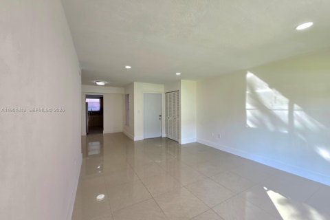 Condo in Miami, Florida, 2 bedrooms  № 2081927 - photo 3