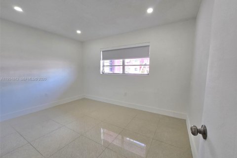 Condo in Miami, Florida, 2 bedrooms  № 2081927 - photo 17