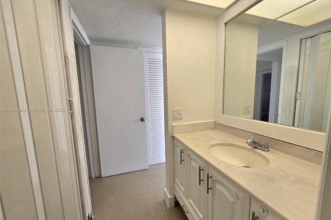 Condo in Miami, Florida, 2 bedrooms  № 2081927 - photo 11
