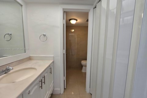Condo in Miami, Florida, 2 bedrooms  № 2081927 - photo 16