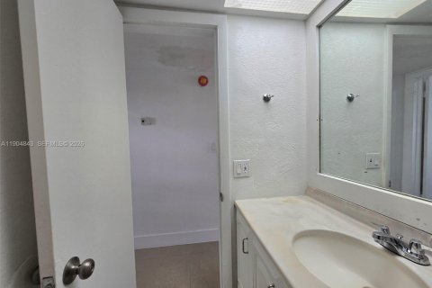 Condo in Miami, Florida, 2 bedrooms  № 2081927 - photo 21