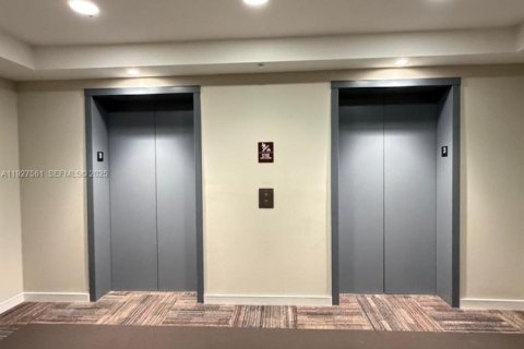 Condo in Doral, Florida, 1 bedroom  № 1994094 - photo 12