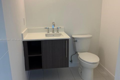 Condo in Doral, Florida, 1 bedroom  № 1994094 - photo 4