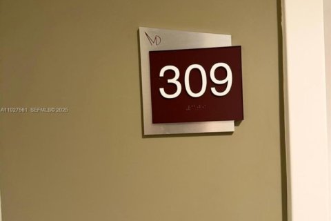 Condo in Doral, Florida, 1 bedroom  № 1994094 - photo 10