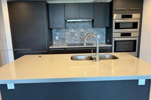 Condo in Doral, Florida, 1 bedroom  № 1994094 - photo 2