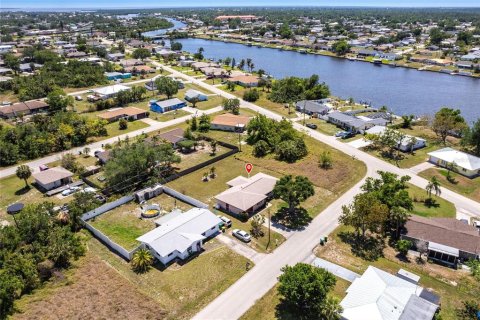 House in Port Charlotte, Florida 2 bedrooms, 123.93 sq.m. № 1613431 - photo 2