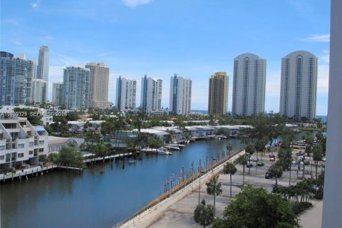 Condo in Sunny Isles Beach, Florida, 1 bedroom  № 2079926 - photo 1