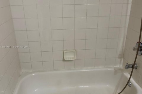 Townhouse in Miramar, Florida 2 bedrooms, 100.33 sq.m. № 2035232 - photo 17