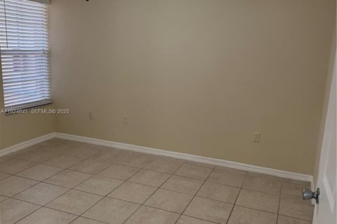 Townhouse in Miramar, Florida 2 bedrooms, 100.33 sq.m. № 2035232 - photo 10