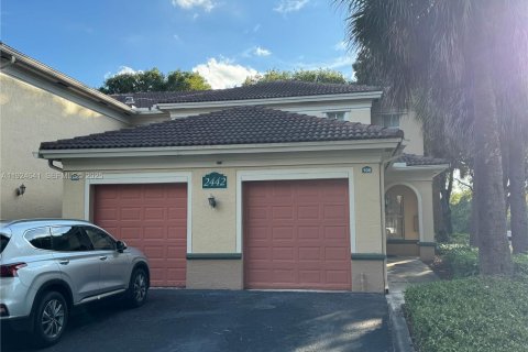 Townhouse in Miramar, Florida 2 bedrooms, 100.33 sq.m. № 2035232 - photo 2