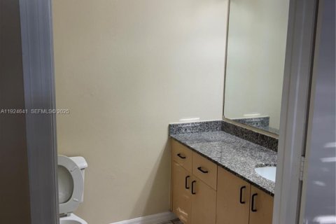 Townhouse in Miramar, Florida 2 bedrooms, 100.33 sq.m. № 2035232 - photo 16