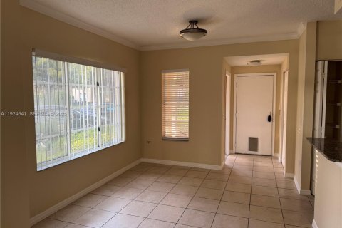 Townhouse in Miramar, Florida 2 bedrooms, 100.33 sq.m. № 2035232 - photo 5