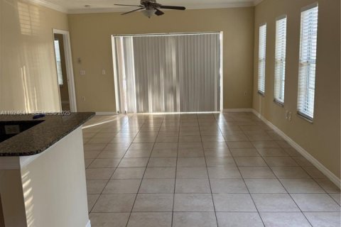 Townhouse in Miramar, Florida 2 bedrooms, 100.33 sq.m. № 2035232 - photo 4