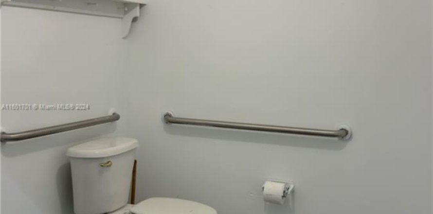 Immobilier commercial à Medley, Floride № 1221372