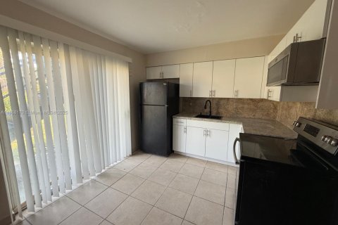 Casa en alquiler en Riviera Beach, Florida, 2 dormitorios, 78.97 m2 № 1979325 - foto 5