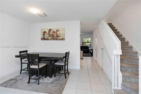 Touwnhouse à vendre à Miami, Floride: 3 chambres, 147.44 m2 № 1999343 - photo 7