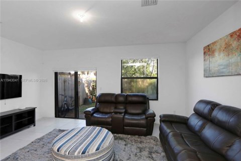 Touwnhouse à vendre à Miami, Floride: 3 chambres, 147.44 m2 № 1999343 - photo 8