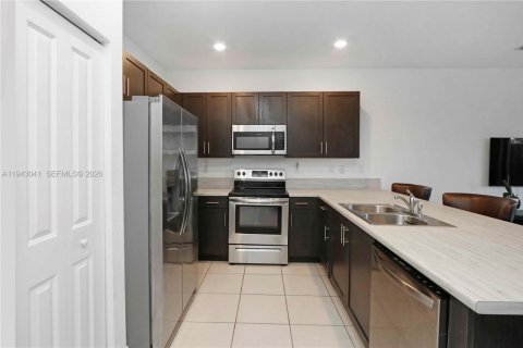 Touwnhouse à vendre à Miami, Floride: 3 chambres, 147.44 m2 № 1999343 - photo 13