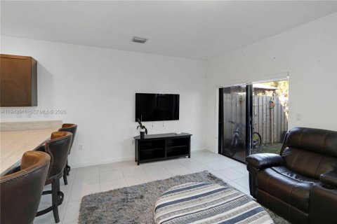 Touwnhouse à vendre à Miami, Floride: 3 chambres, 147.44 m2 № 1999343 - photo 9