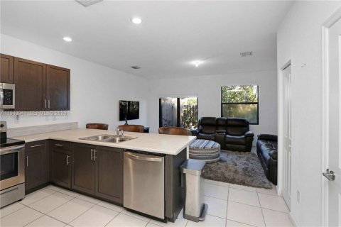 Touwnhouse à vendre à Miami, Floride: 3 chambres, 147.44 m2 № 1999343 - photo 12