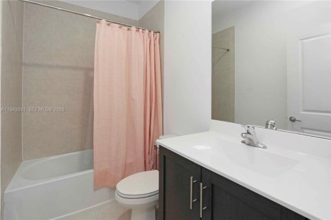 Touwnhouse à vendre à Miami, Floride: 3 chambres, 147.44 m2 № 1999343 - photo 19