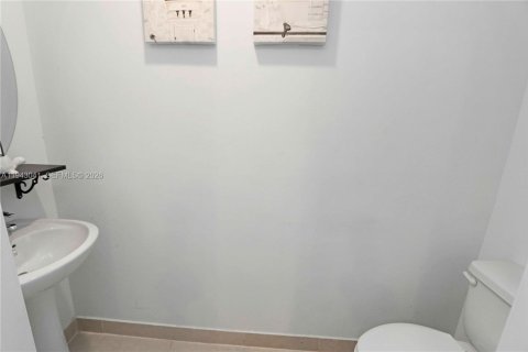 Touwnhouse à vendre à Miami, Floride: 3 chambres, 147.44 m2 № 1999343 - photo 14