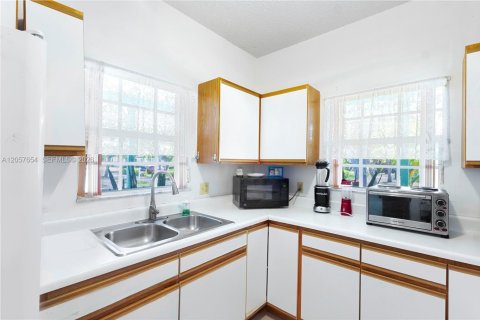 House in Homestead, Florida 3 bedrooms, 115.2 sq.m. № 2248888 - photo 2