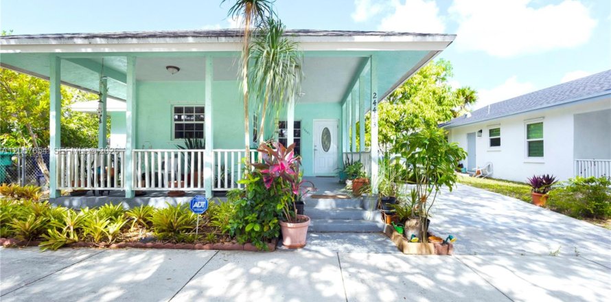 House in Homestead, Florida 3 bedrooms, 115.2 sq.m. № 2248888