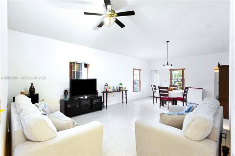 House in Homestead, Florida 3 bedrooms, 115.2 sq.m. № 2248888 - photo 5
