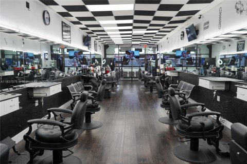 Propiedad comercial en venta en Miami, Florida № 1825789 - foto 1