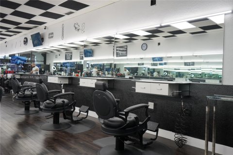 Propiedad comercial en venta en Miami, Florida № 1825789 - foto 3