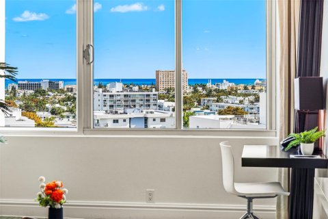 Condo in Miami Beach, Florida, 1 bedroom № 2031121 - photo 2