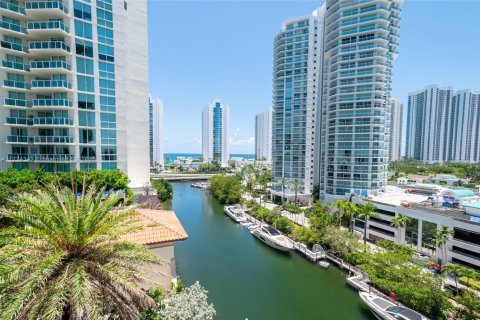 Condo in Sunny Isles Beach, Florida, 3 bedrooms  № 1942554 - photo 1