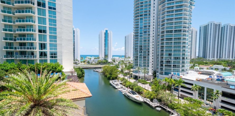 Condo in Sunny Isles Beach, Florida, 3 bedrooms  № 1942554