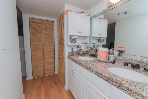 Copropriété à vendre à Miami, Floride: 2 chambres, 113.53 m2 № 1875368 - photo 15