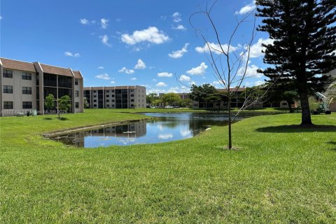 Condo in Sunrise, Florida, 2 bedrooms  № 1695634 - photo 22