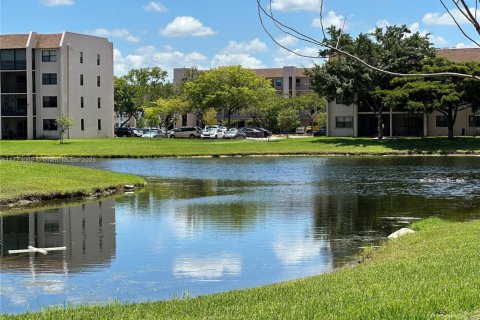 Condo in Sunrise, Florida, 2 bedrooms  № 1695634 - photo 1